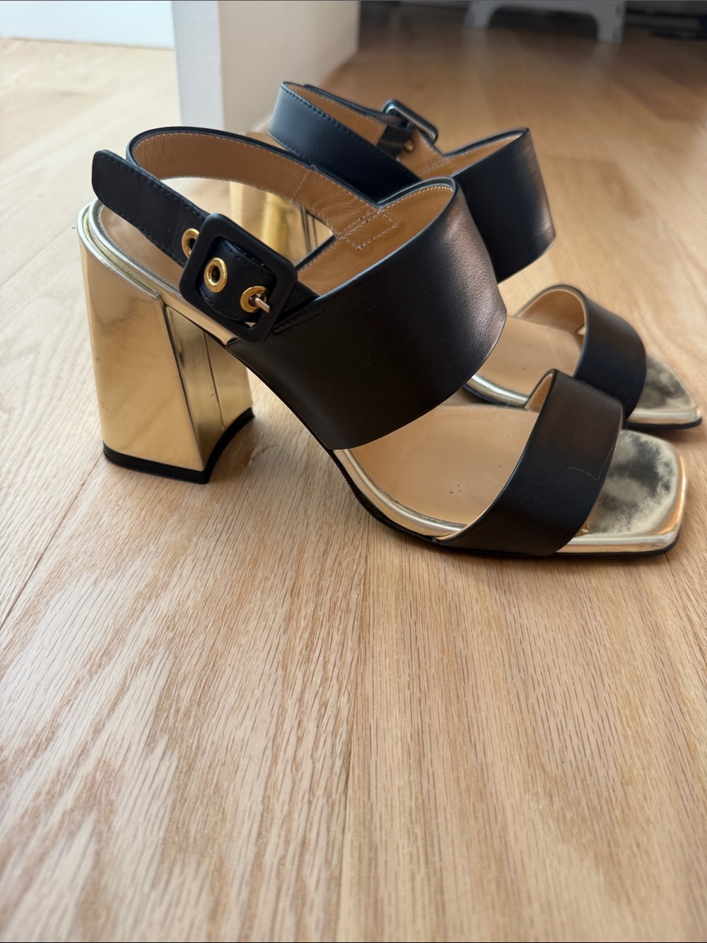 Black & Gold Block Heel Sandals with Wide Straps / Giovanni Fabiani 37.5